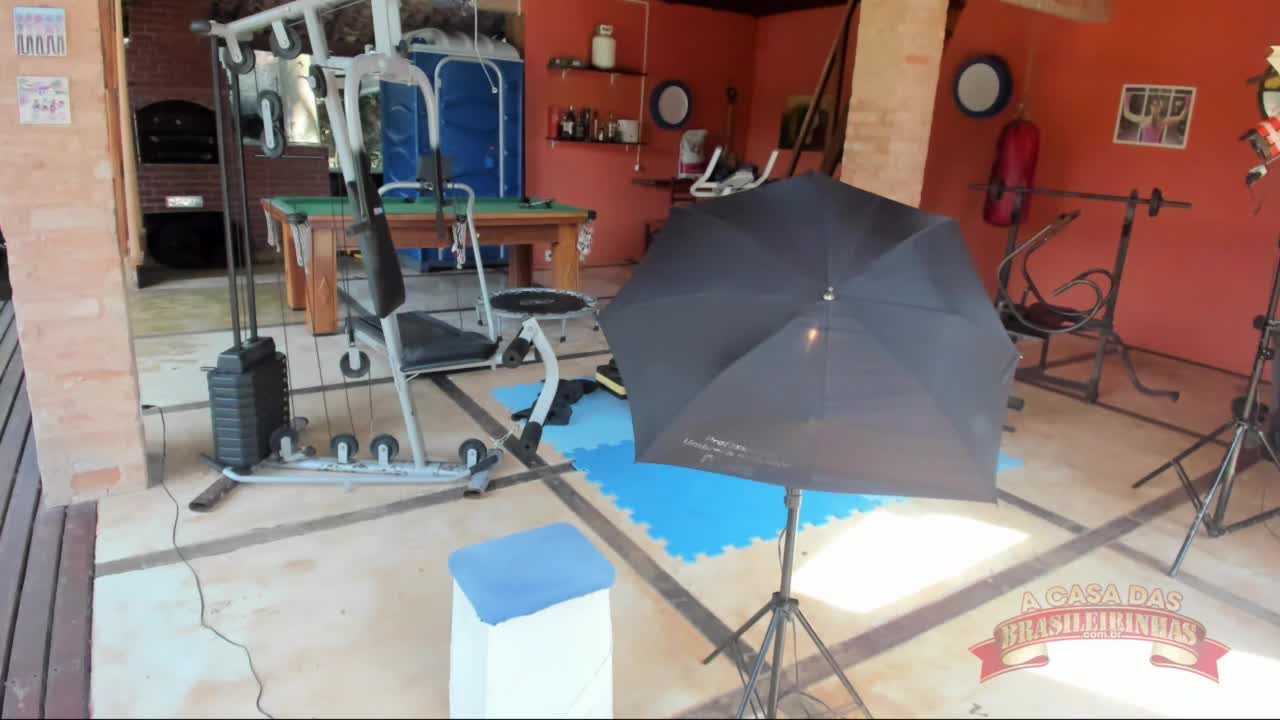 Suellen Victória pelada no ensaio sensual da casa 