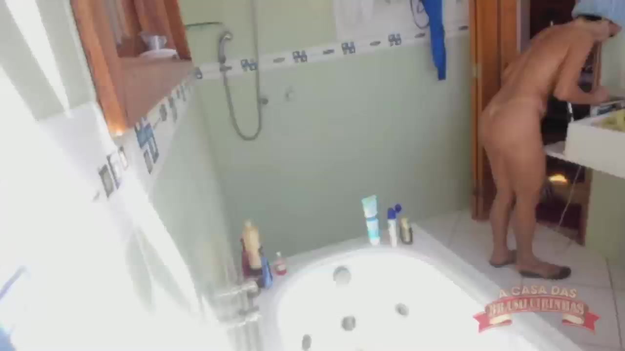 Veja como foi a putaria com a Belinha Baracho no banho sensual