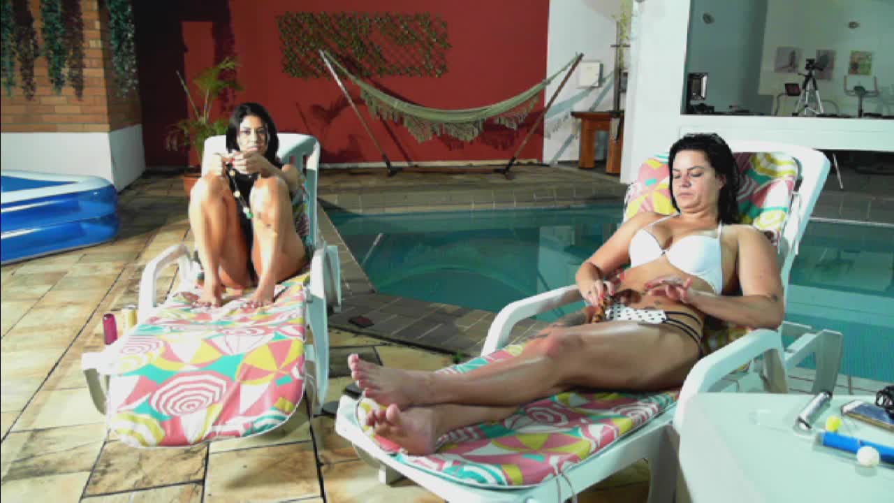 Ménage com duas morenas pega fogo em vídeo pornô