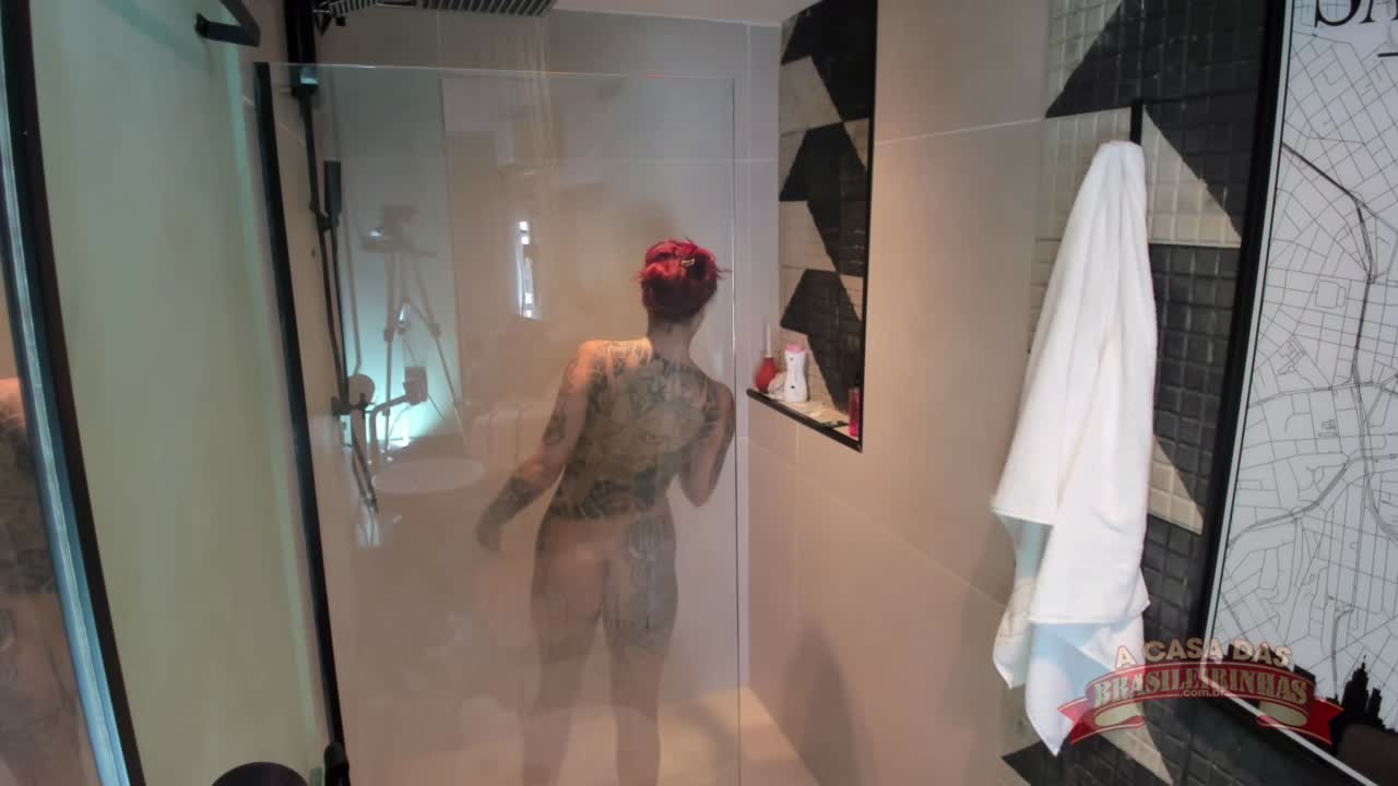 Ruiva Ninfeta toma banho sensual na Casa das Brasileirinhas