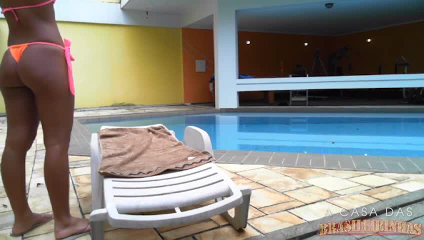 Lola bronzeia o corpo peladinha a beira da piscina
