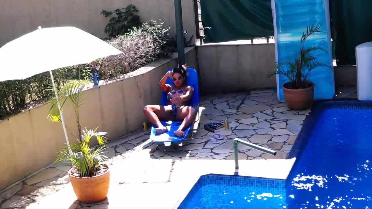 Luna Oliveira mostrando a bucetinha na piscina