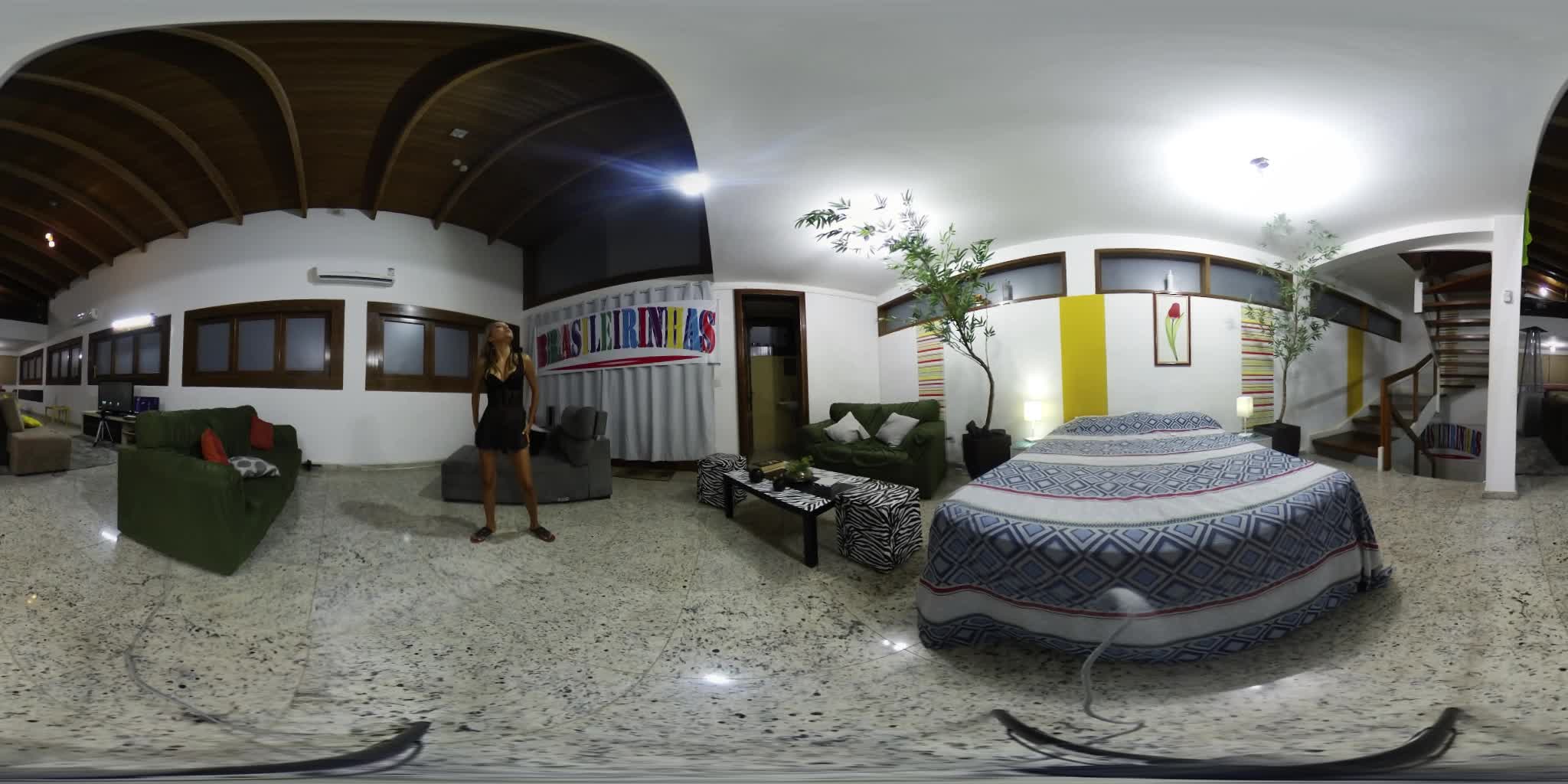 A loira Juliana Mineira caprichou na sensualidade na atividade em 360º