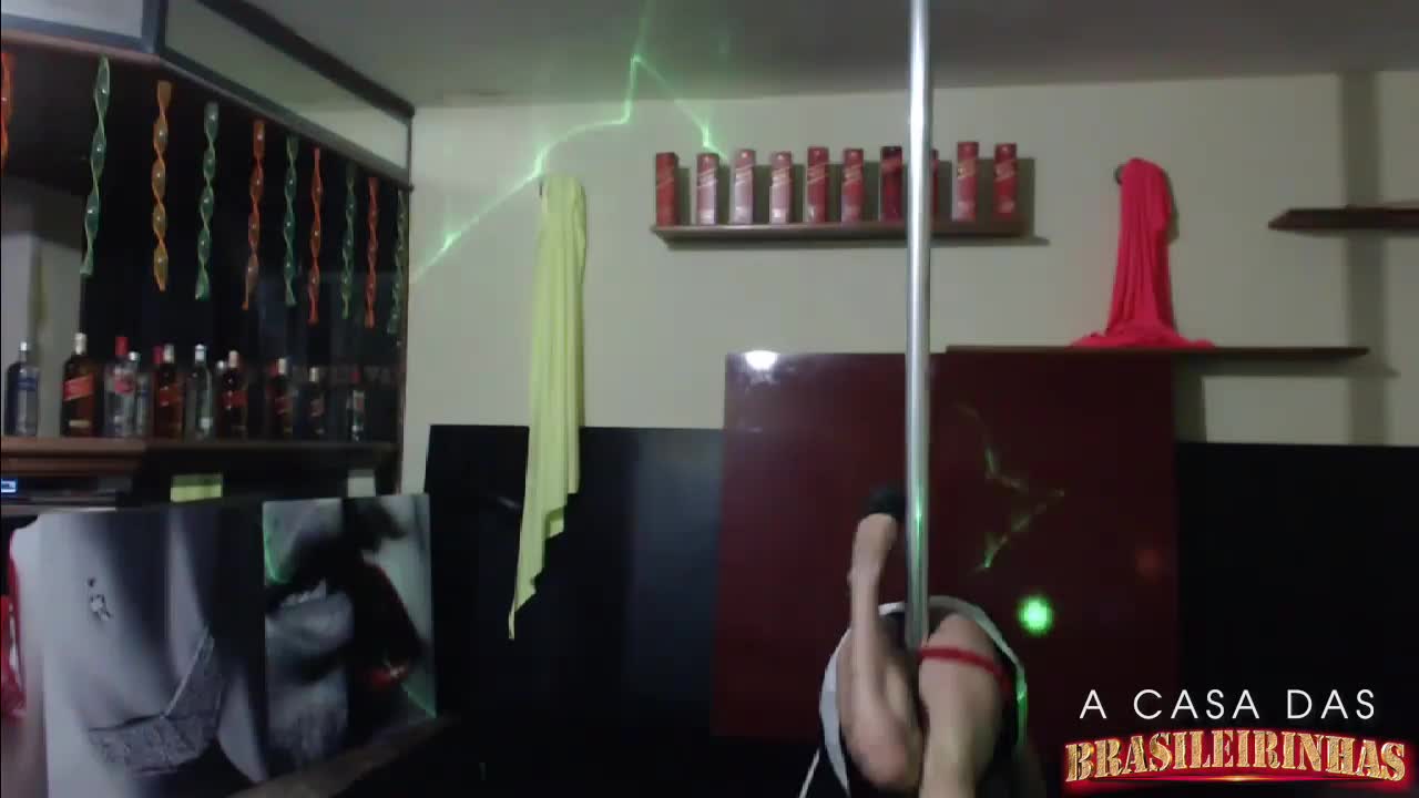 Fantasiada, Mary domina o pole dance na Casa das Brasileirinhas