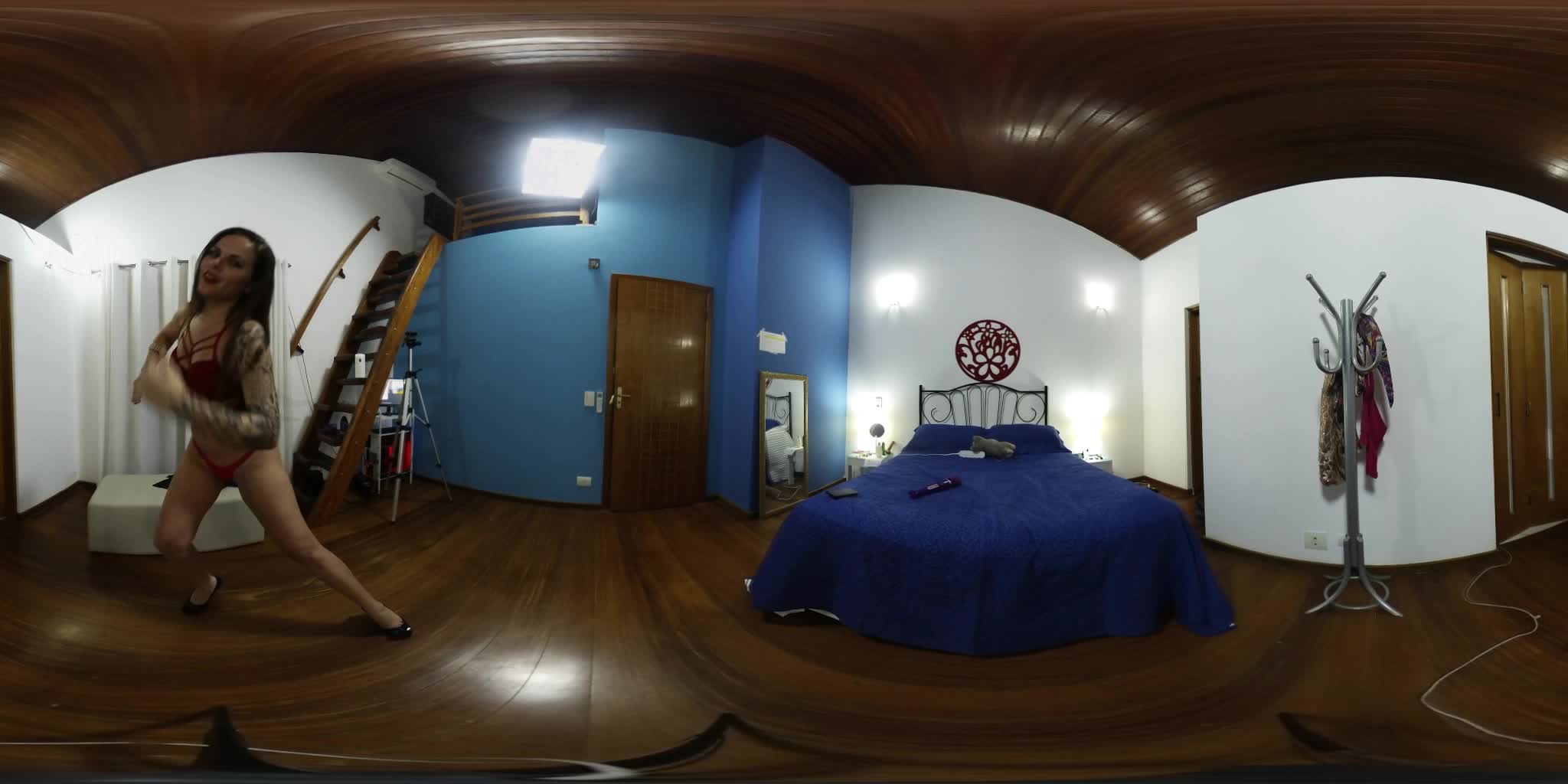 Denny Oliver ficou peladinha e os assinantes curtiram tudo em 360º
