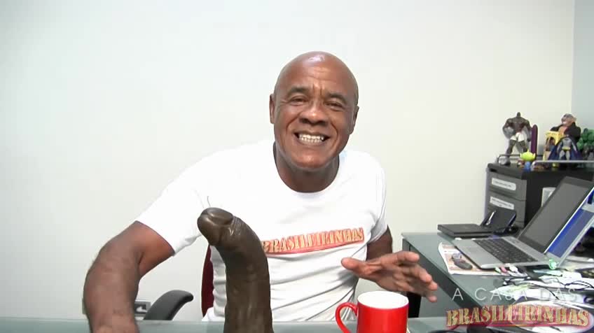 Deitadas no sofá, as garotas fazem uma massagem 