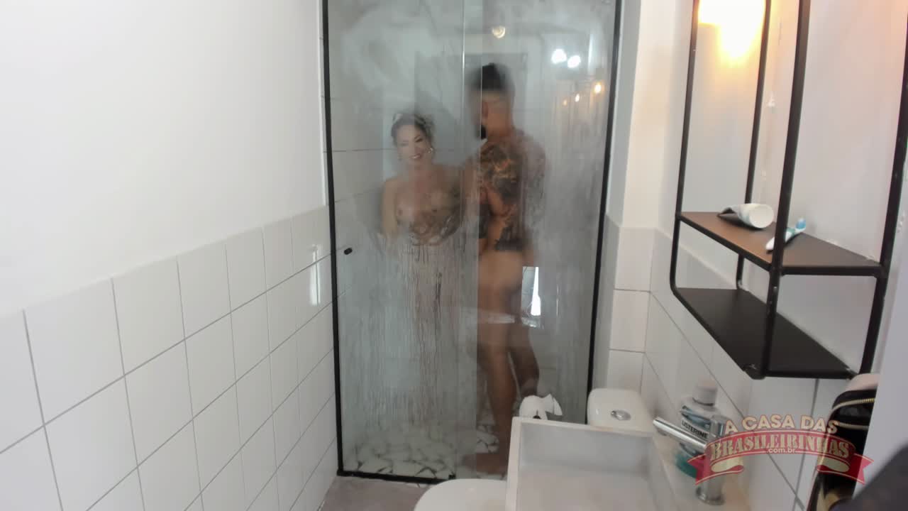 Cléo Cadillac toma um banho sensual pós gravação de ator
