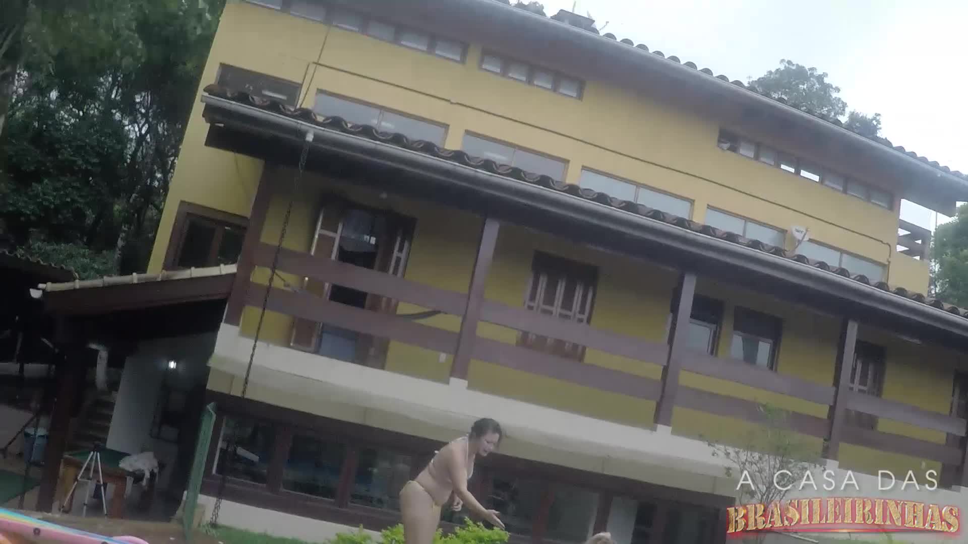 Gostosas se divertem na piscina da Casa das Brasileirinhas
