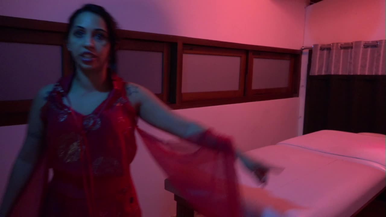 Massagem erótica com Karol Wins e Mia Linz na Casa das Brasileirinhas