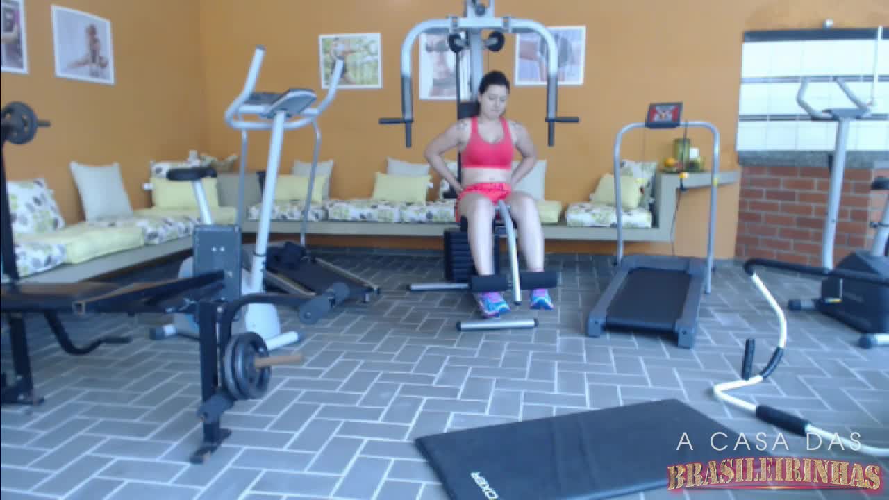 Assista Monica Lima malhando pelada!