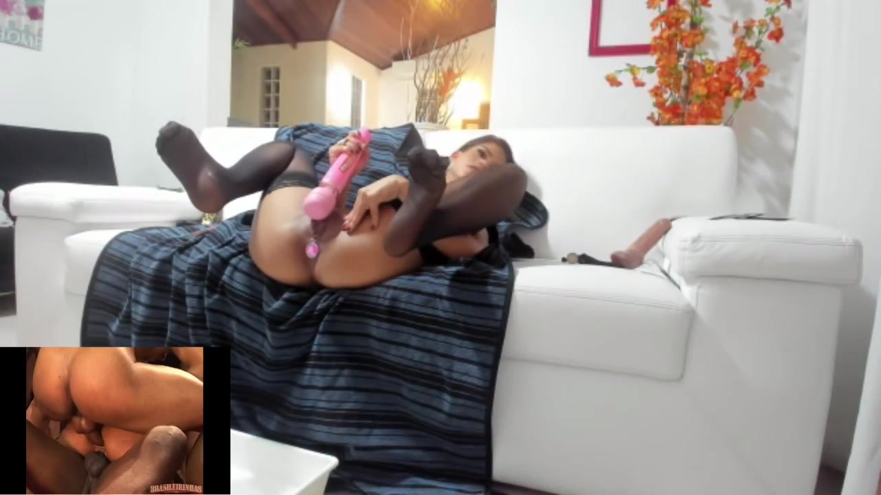 Natasha Rios assistindo filme  pornô na Casa das Brasileirinhas 