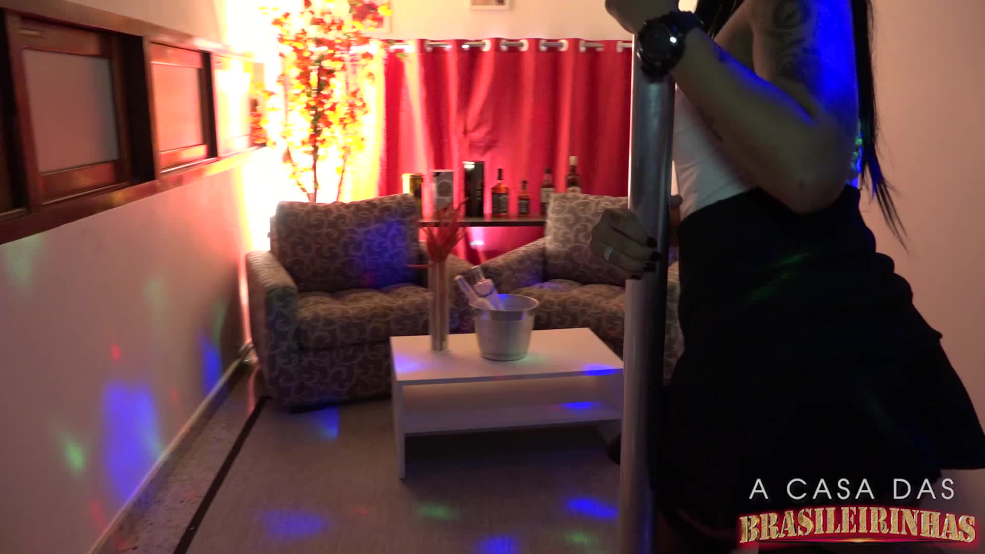 Amanda Souza dançou sensualmente no Pole Dance
