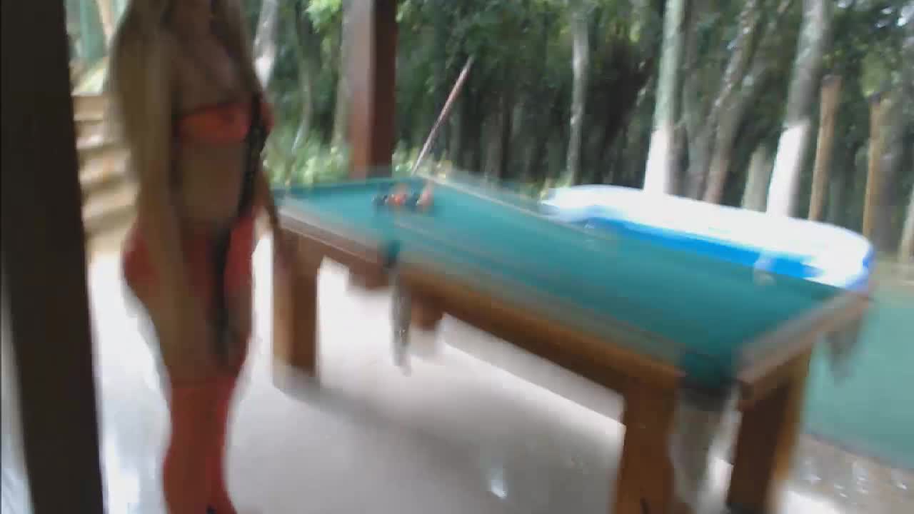Gostosas se desafiam em jogo de sinuca e acabam peladinhas 