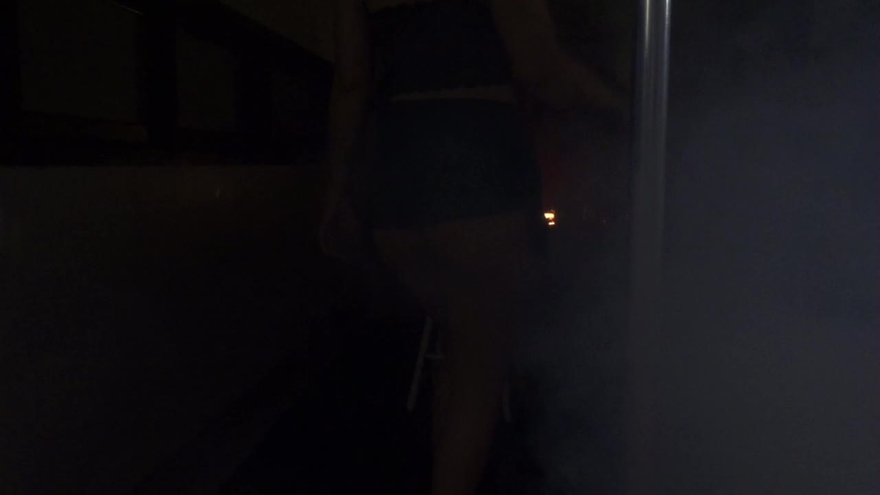 Mirella Porto no pole dance da Casa