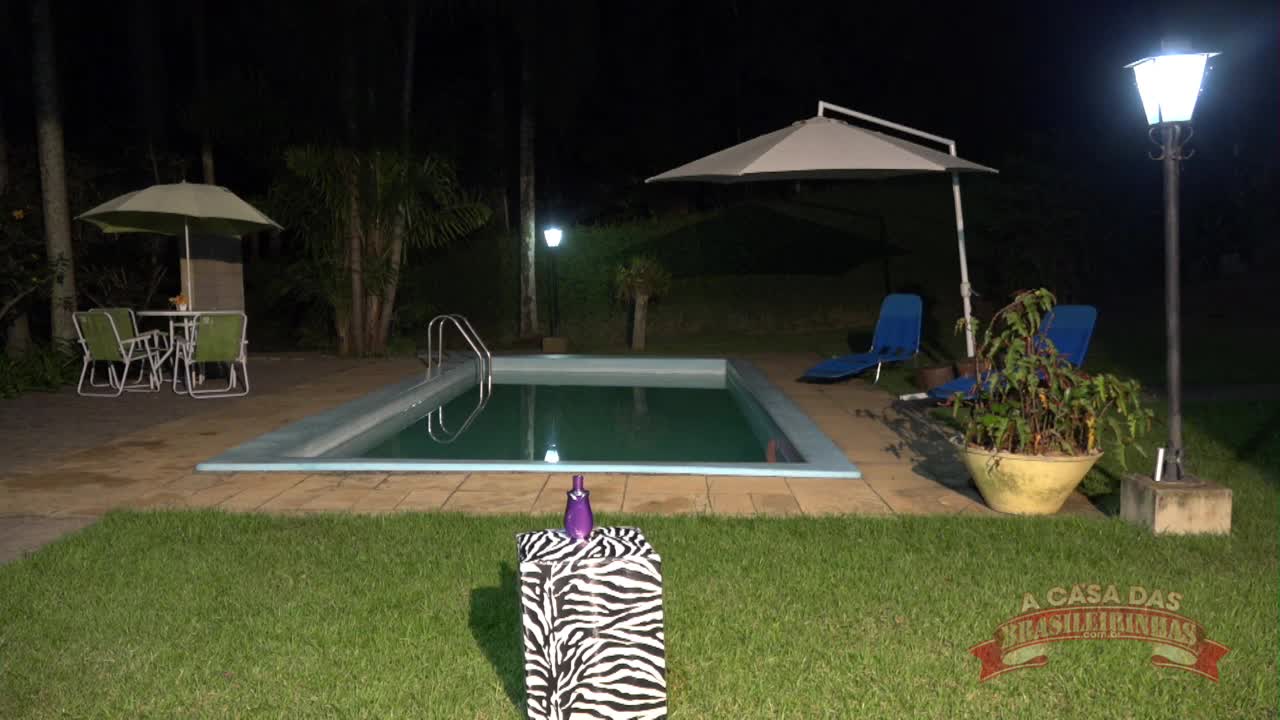 Paola Gurgel pelada e totalmente lambuzada de óleo