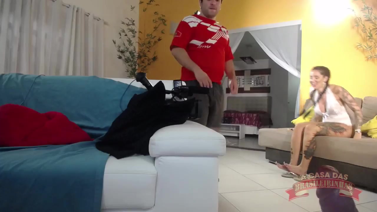 Elisa Sanches atriz brasileira fazendo pompoarismo