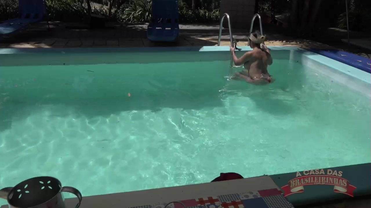 Wanessa Boyer gostosa se exibindo na piscina 