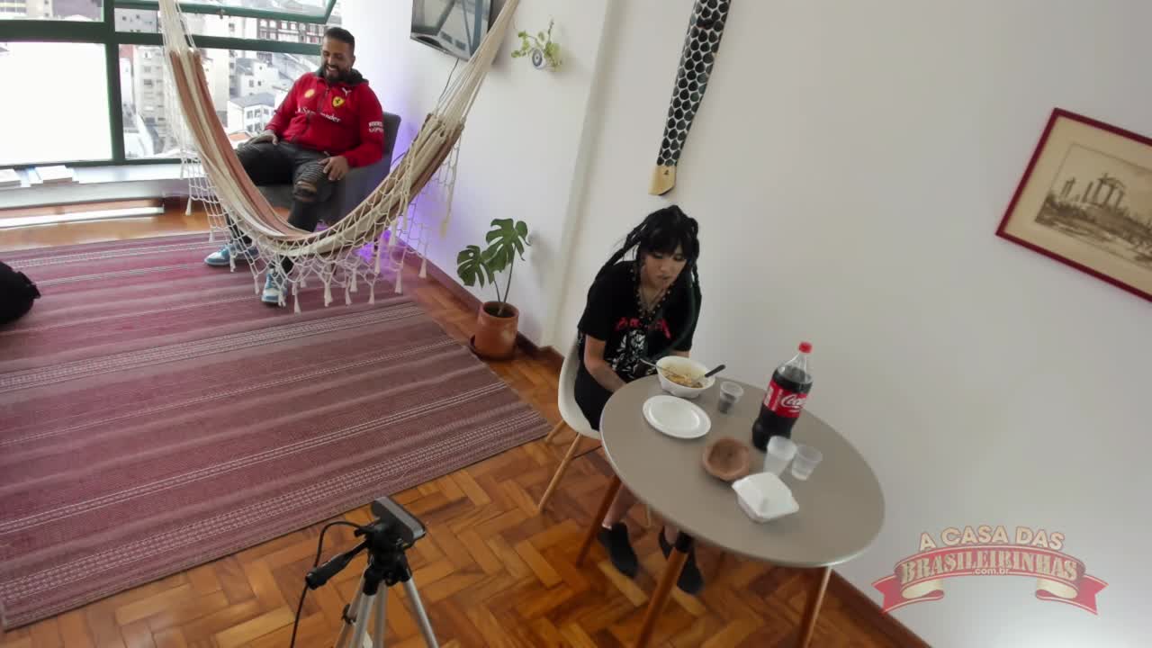 Por trás das câmeras: Sayuri Sakai almoçando no camarim durante as gravações