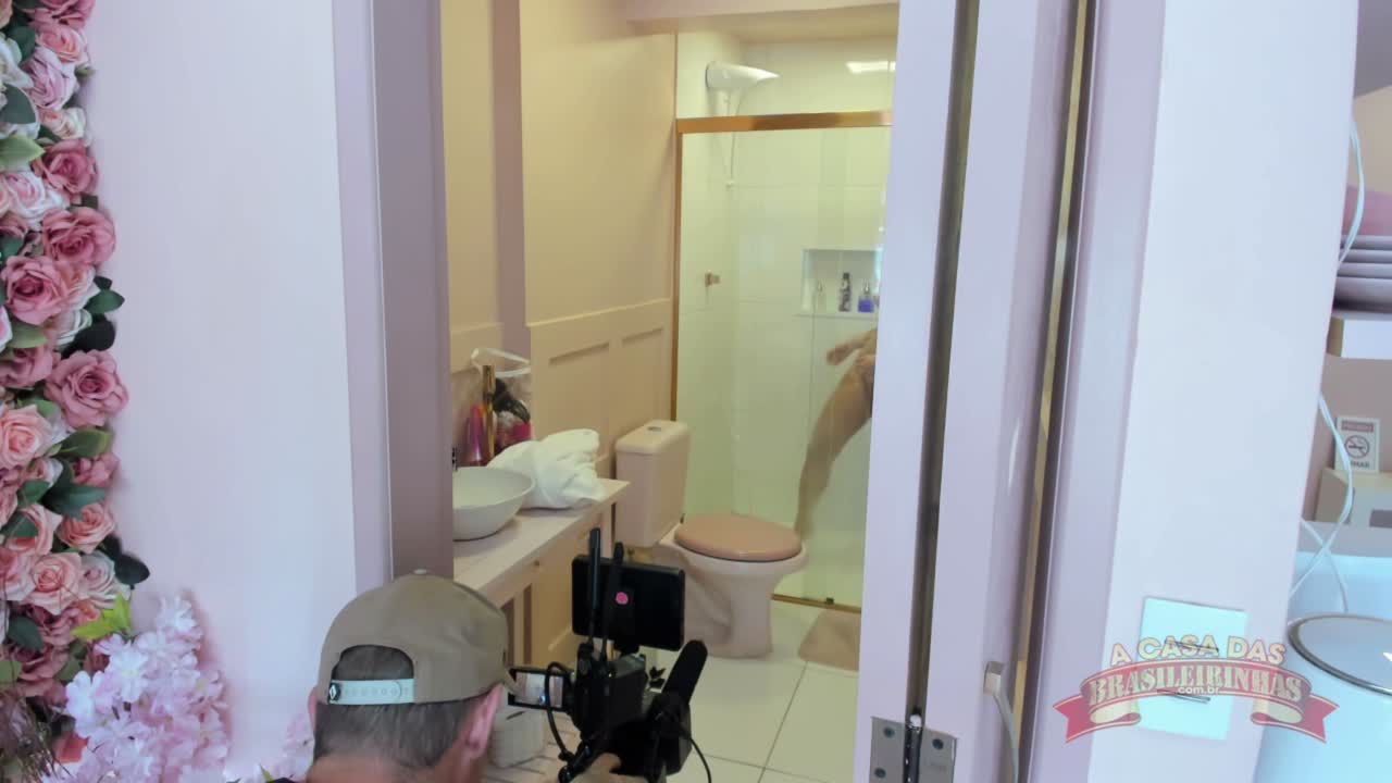 Jully Souza toma banho nos bastidores da Casa das Brasileirinhas