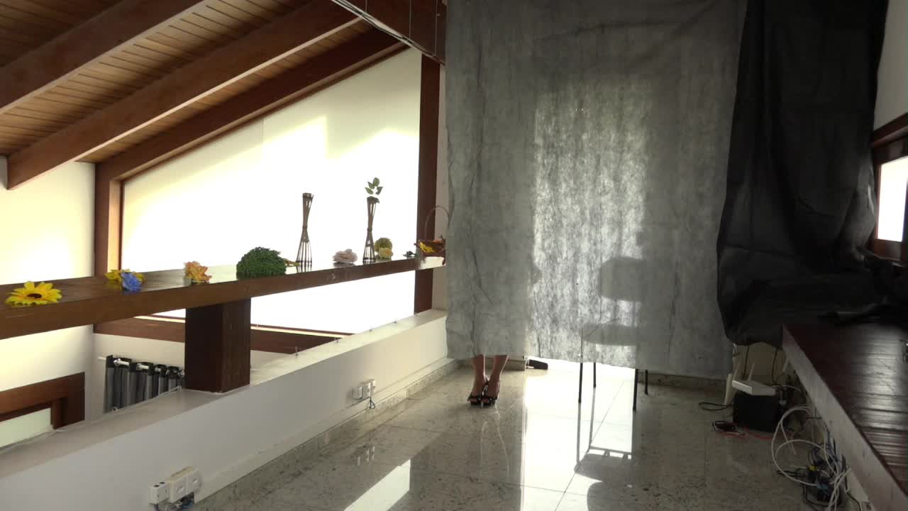 Ines Ventura desfilou na Casa das Brasileirinhas AO VIVO