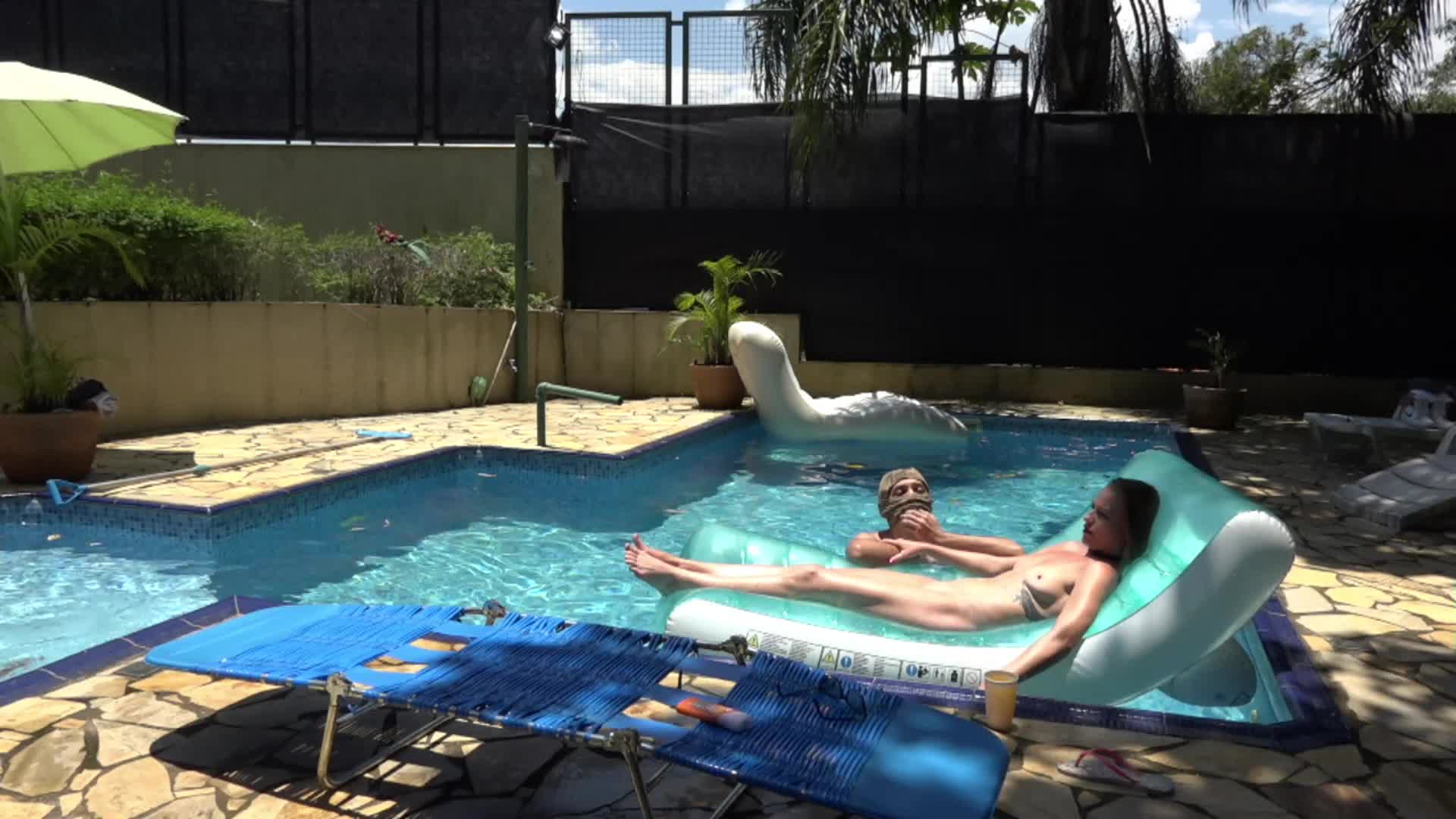 Juju Doidera curtiu uma piscina peladinha com os assinantes