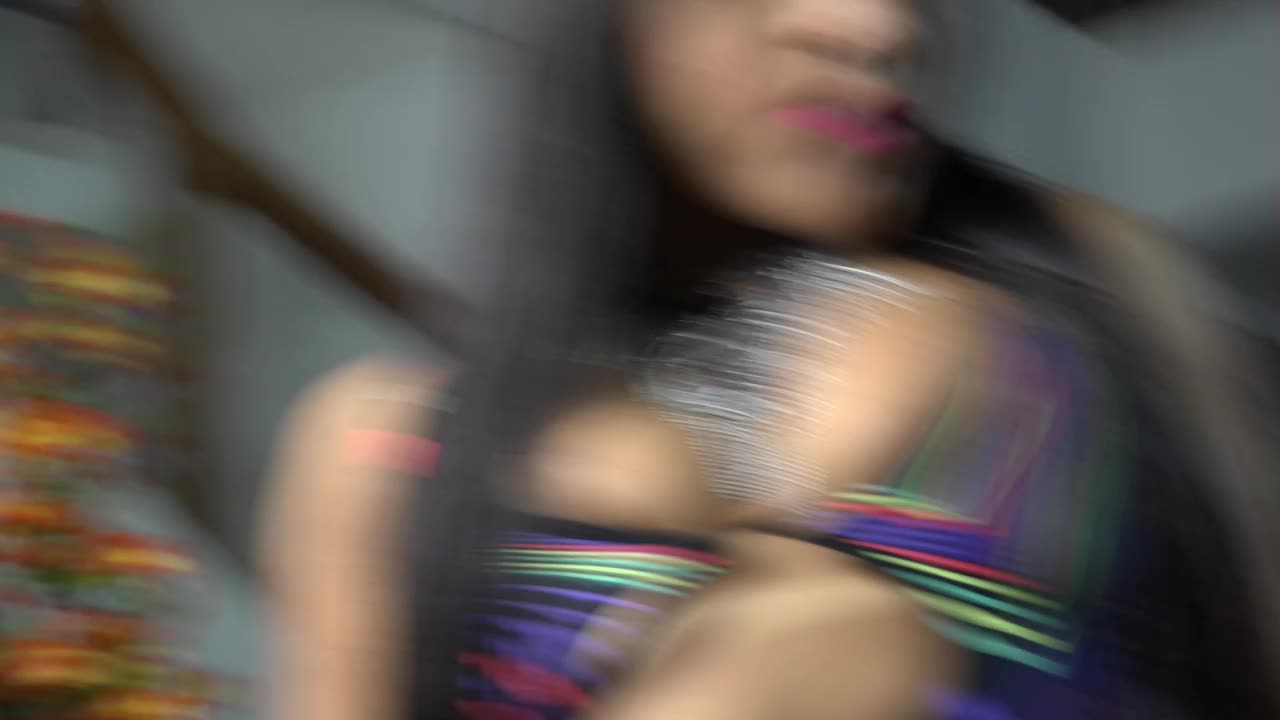 A morena nua mostrou como gosta de dar o cuzinho