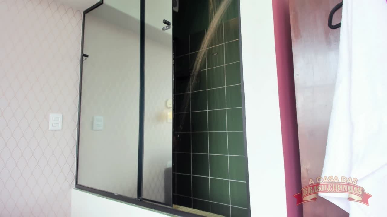 Vivy Marques sensualiza em banho provocante na Casa das Brasileirinhas