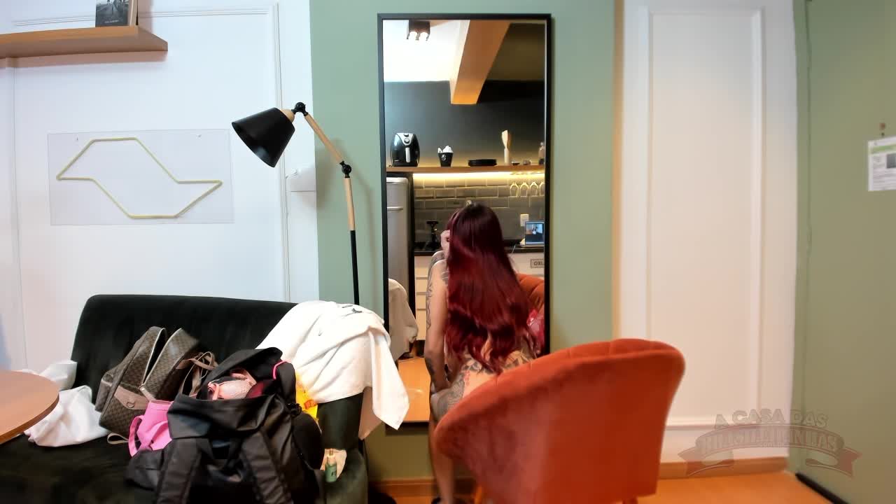 Ruiva Ninfeta aparece nua no camarim, veja tudo!