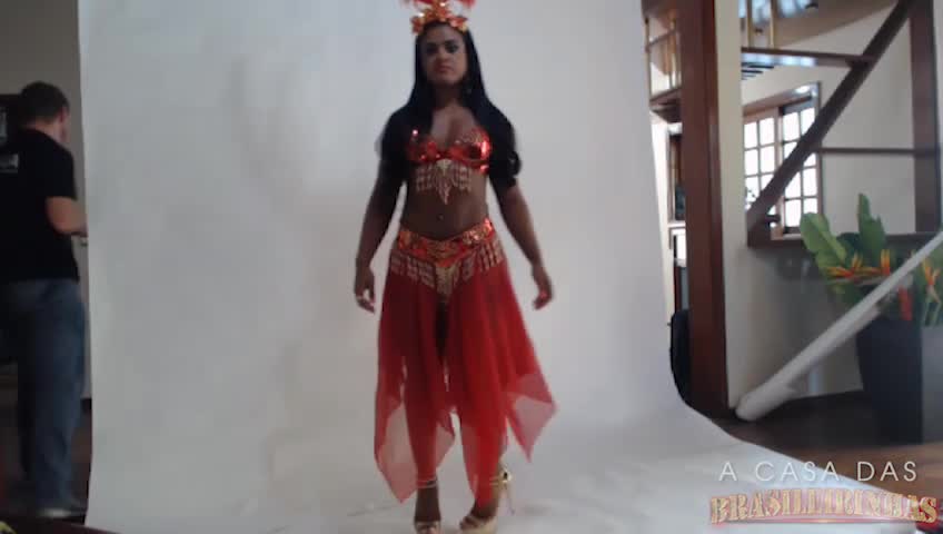 Ana Julia tira a roupa e abusa das poses eróticas no ENSAIO SENSUAL