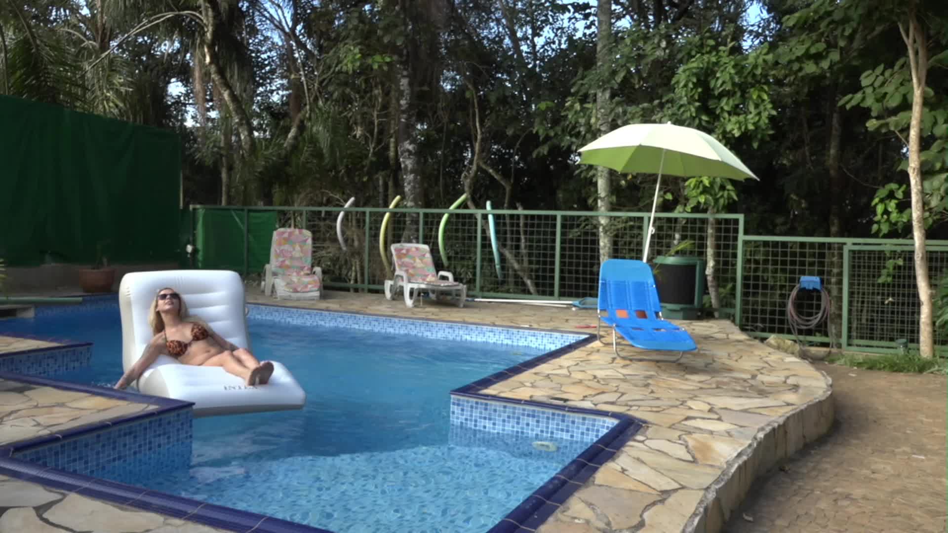 Barbara Alves sensualizou na piscina da Casa