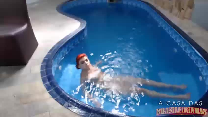 Que delícia Ice Pink relaxando peladinha na hidromassagem