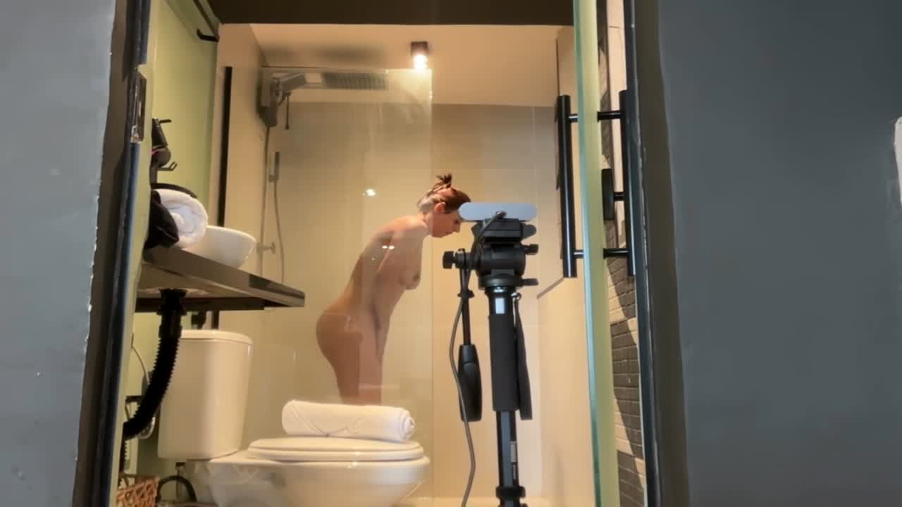 Bastidores: o banho pós cena de sexo de Gaby Fernandes
