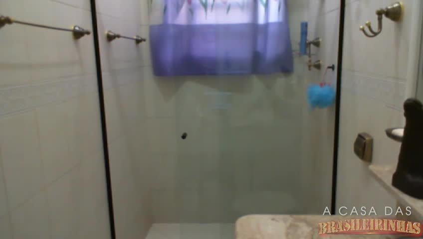 Veja essa loirinha tomando banho