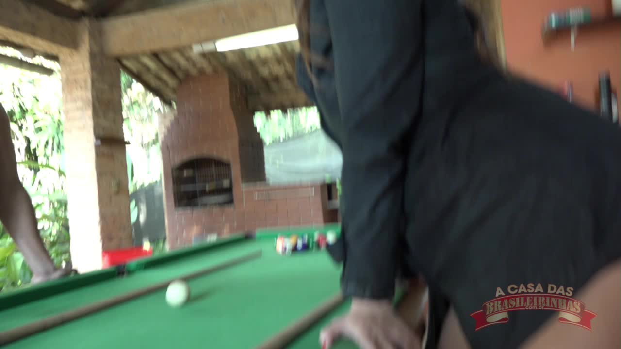 Mimi Boliviana dando o cu na mesa de sinuca