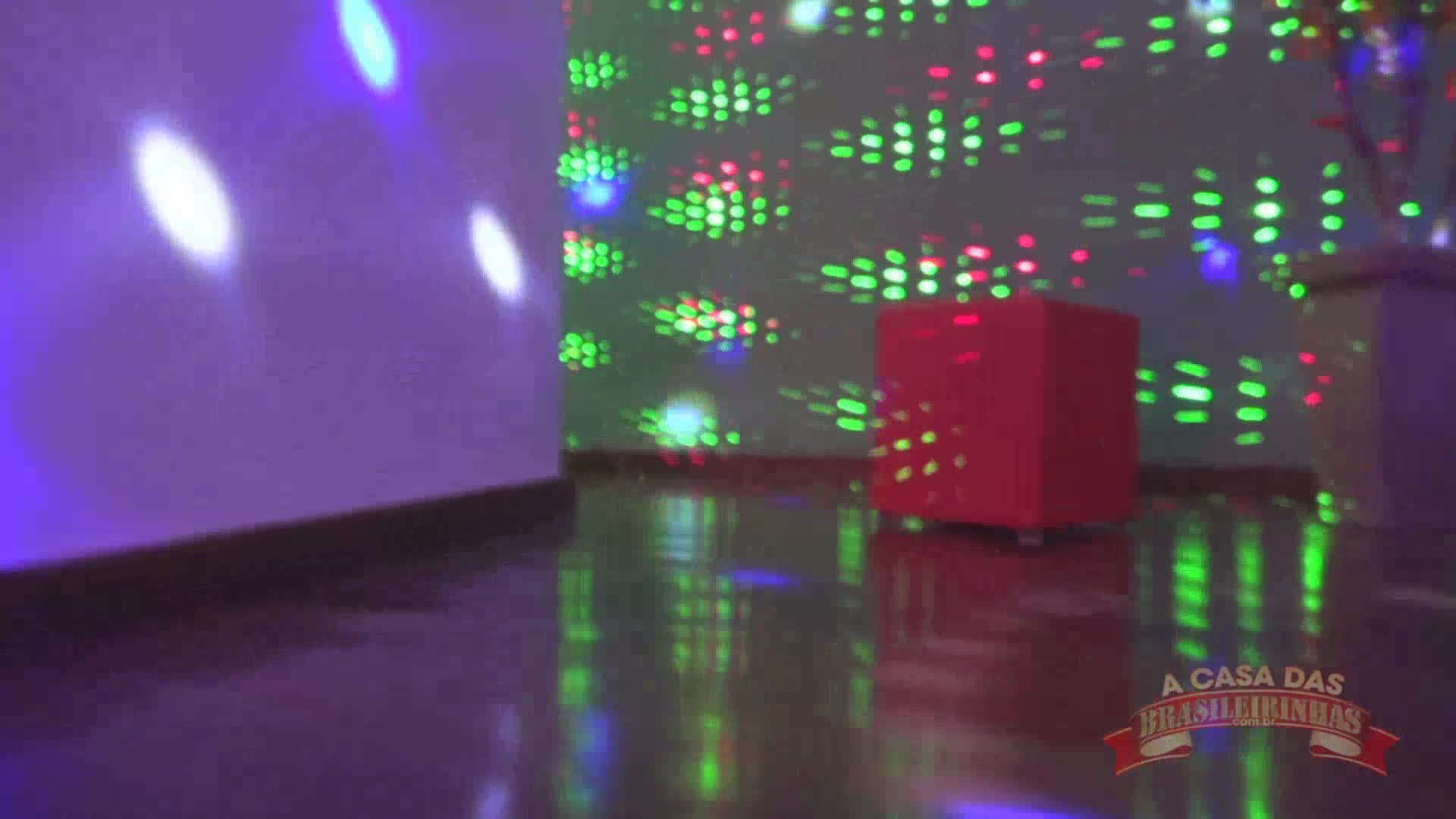 Carol Fênix pornô, a ninfetinha deu um show no pole dance nua
