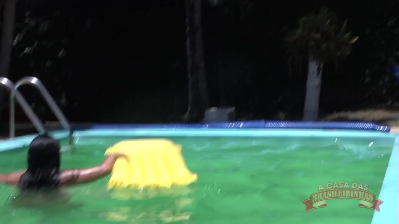 Amaya Takayo gostosa nua na piscina