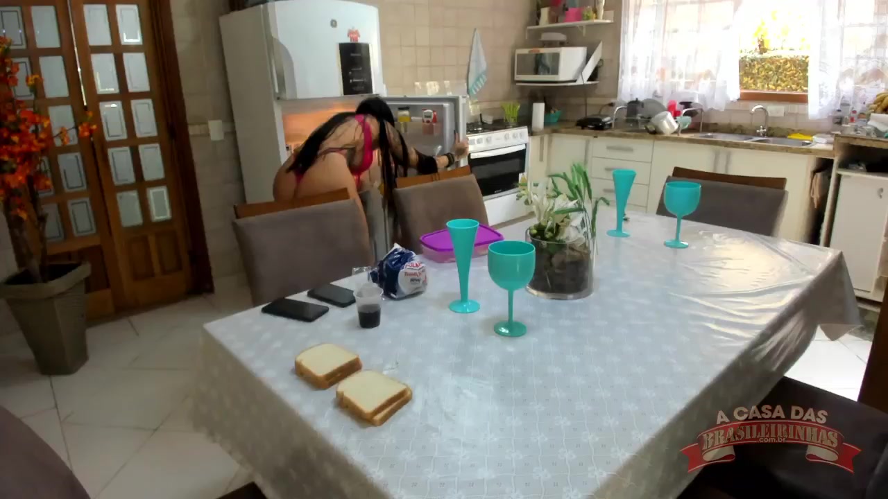 Elisa Sanches tomando café só de lingerie, confira!