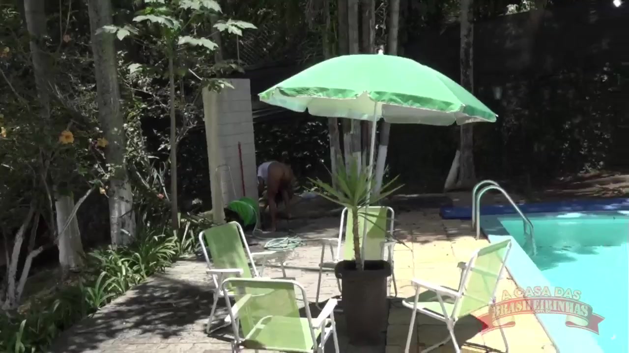 Na beira da piscina a Ariella Ferraz encharcou seu corpão gostoso