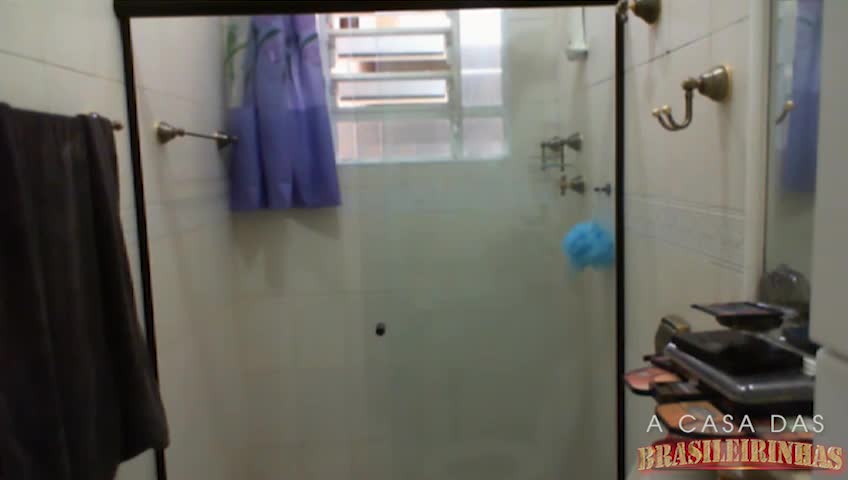 Confira Angel tomando banho na Casa Das Brasileirinhas! 