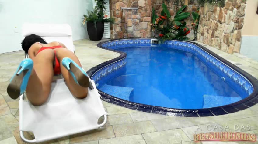 Pamela Ferraz bate uma siririca com vontade na piscina