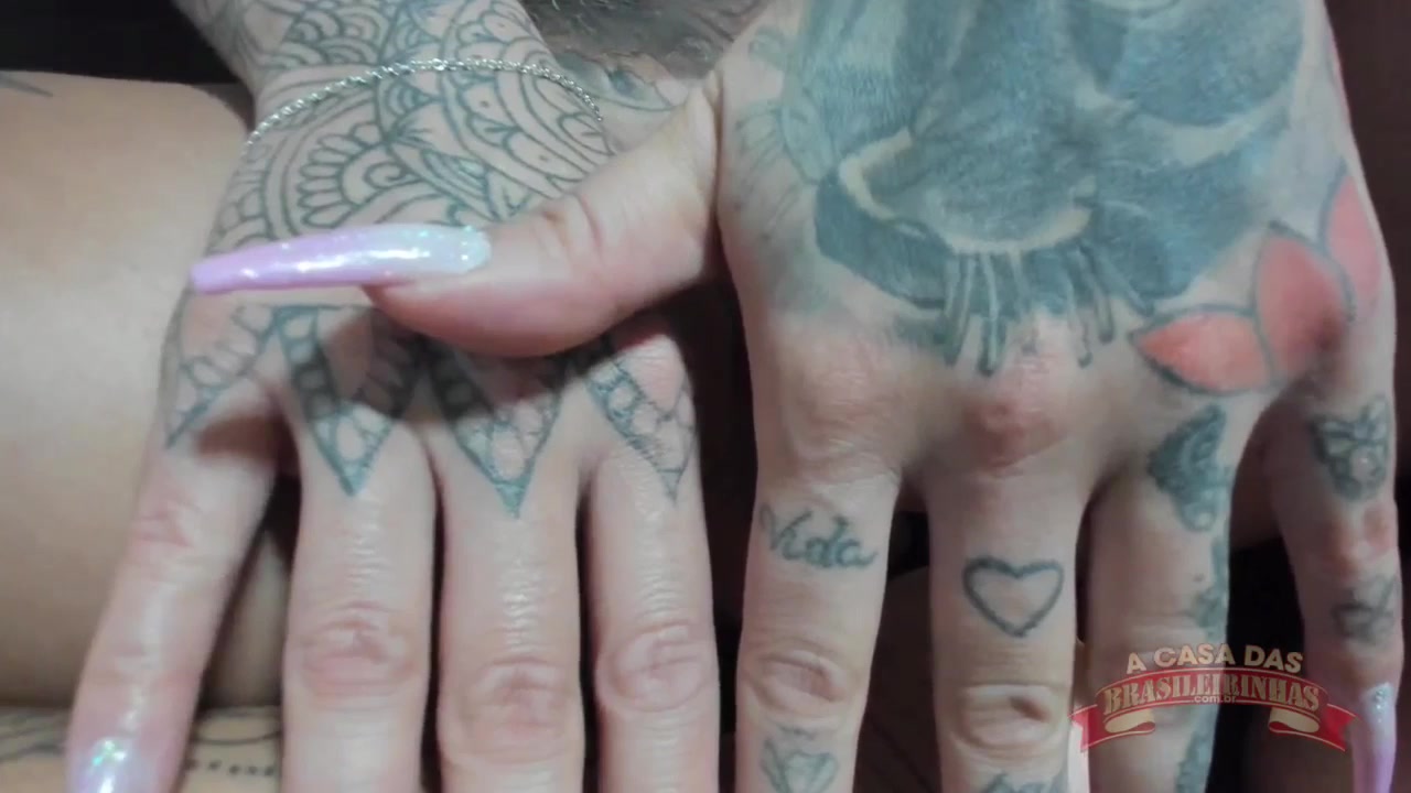 Atriz pornô Lolla Martinelli mostrando o corpaço em detalhes