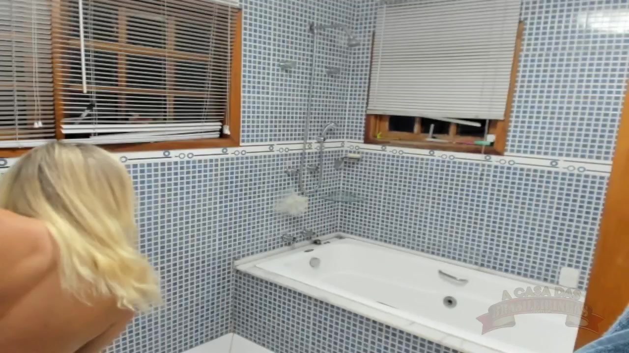 A loira gostosa limpou o banheiro peladinha