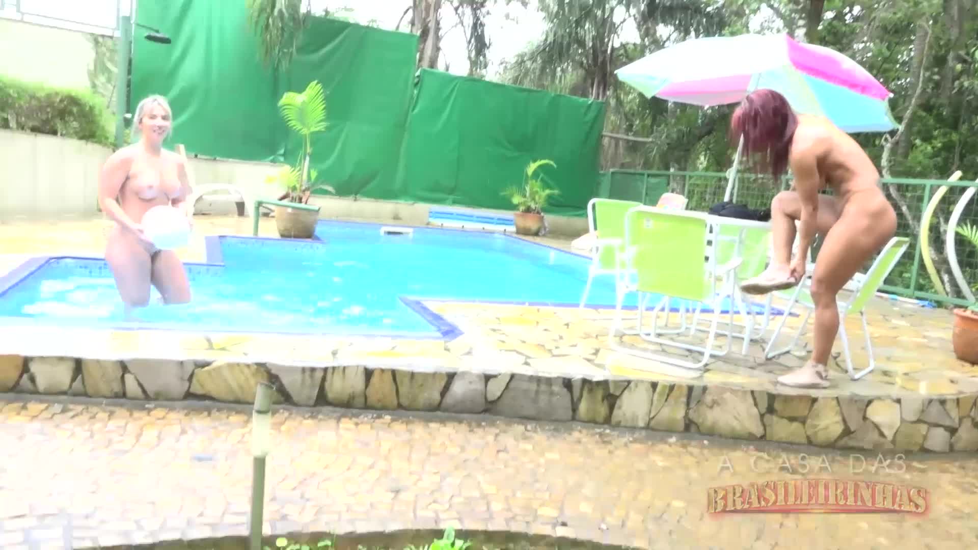 E a putaria rolou solta na piscina da Casa das Brasileirinhas