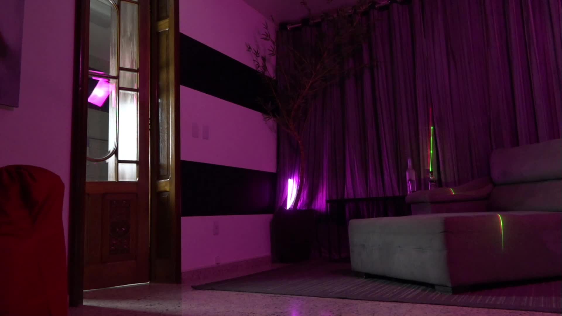 Hora de se exibir no Show Erótico da Casa