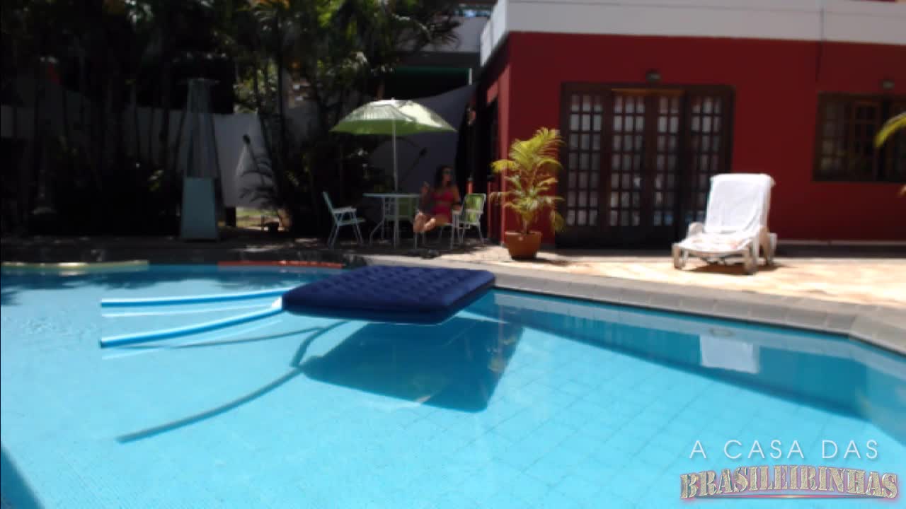 Gostosa fica peladinha enquanto toma um banho de piscina