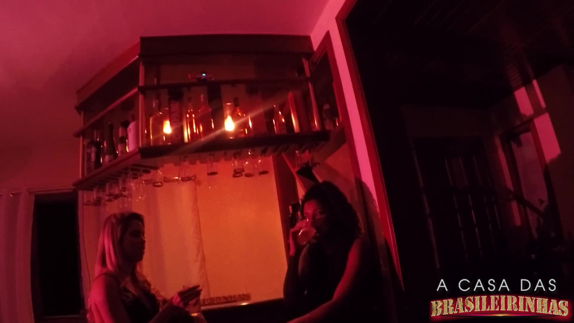 Gostosas bebem no bar e acabam na siririca