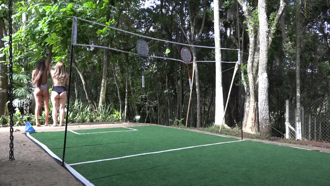 Laisa e Safira brincaram de peteca na Casa das Brasilerinhas