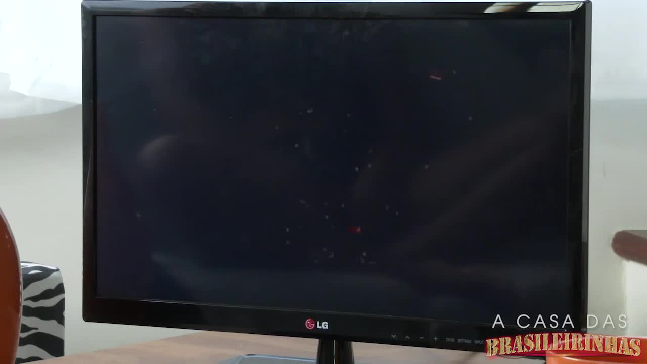 Anny Bombom assiste filme pornô e fica molhada de tesão!