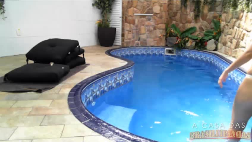Alessandra Fadyla nadando peladinha na piscina, confira