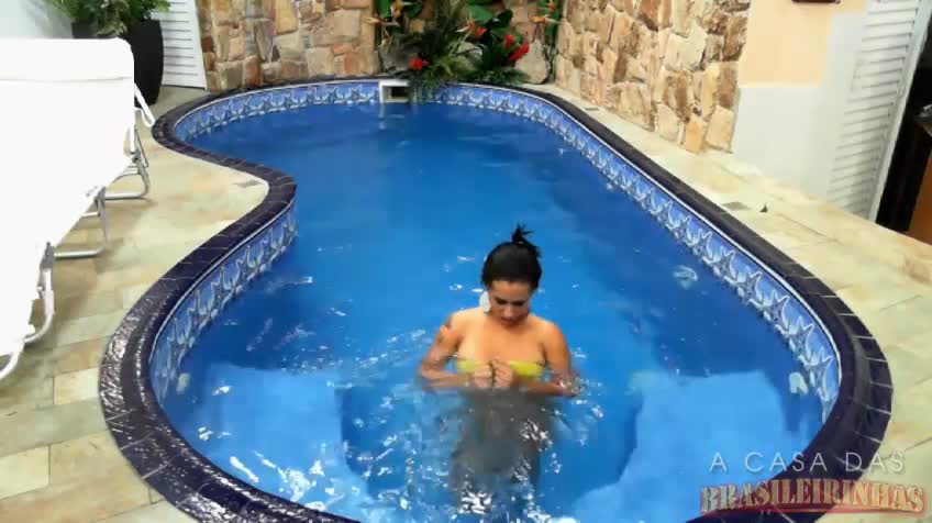 Nicole se deliciando na hidro da Casa das Brasileirinhas